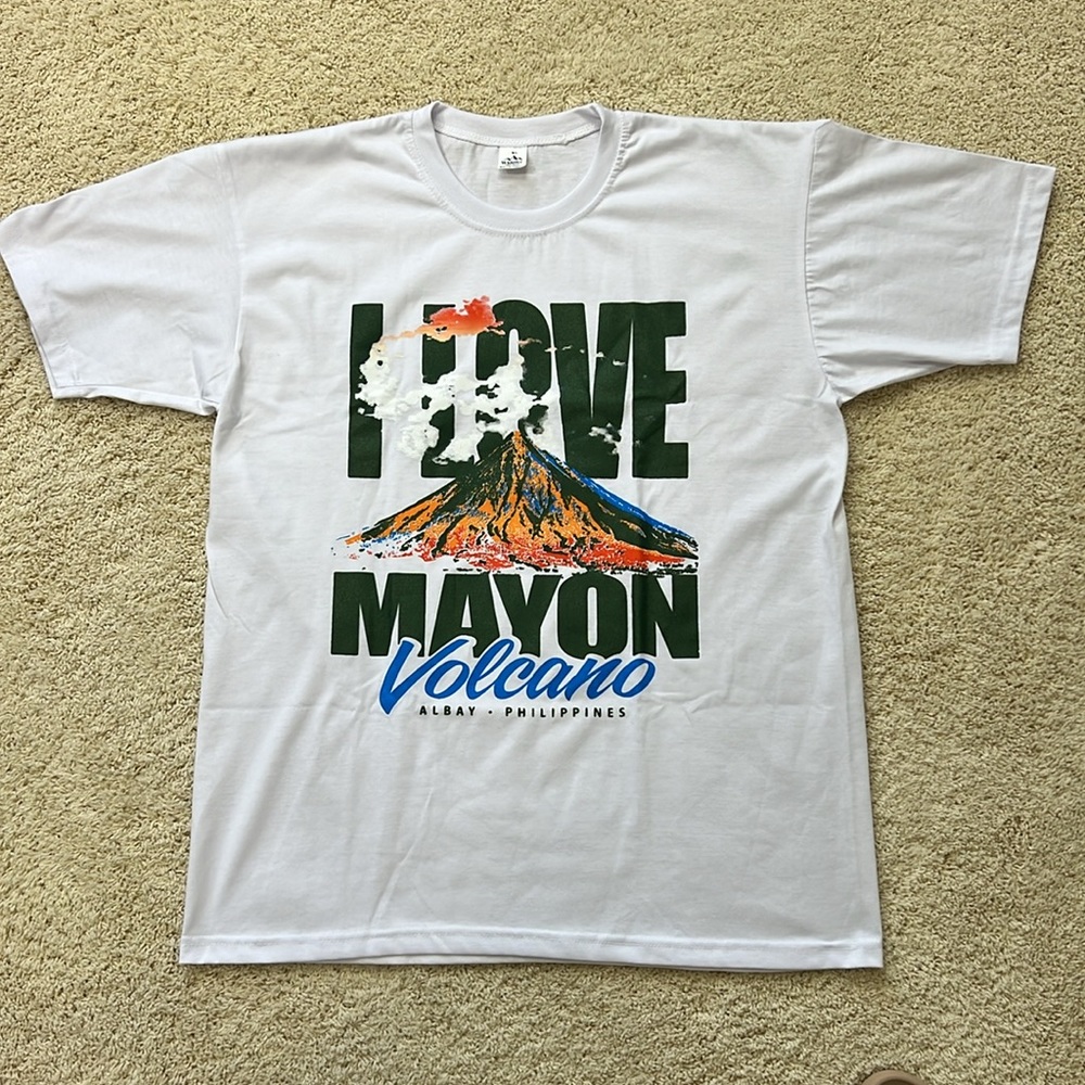 NWOT Mayon Volcano Albay Philiphines Graphic Tee Size XL
